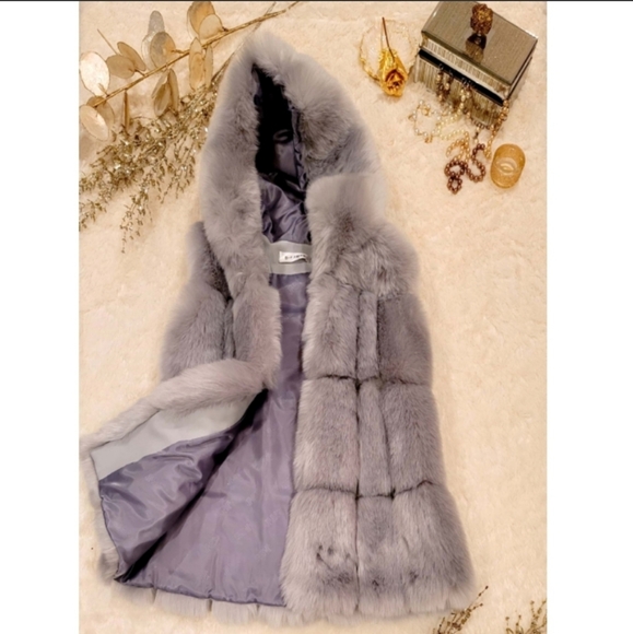 Sleeveless Faux Fur Coat - Picture 2 of 3